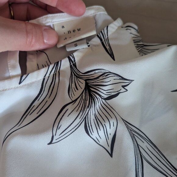 A New Day Floral Top - Picture 2 of 3